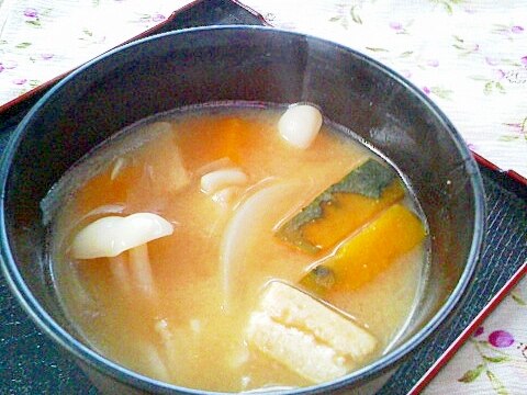 甘みがほっこり♪玉ねぎ・南瓜・ブナピーのお味噌汁